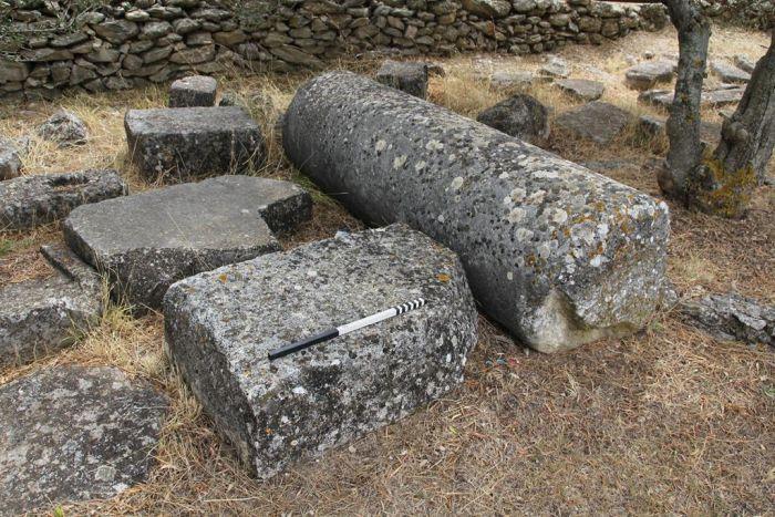 Fragment monumentalnej rzymskiej świątyni odkopany na średniowiecznym cmentarzu w latach 50 -tych w rejonie kościoła w Danilo. Fot. F. Welc