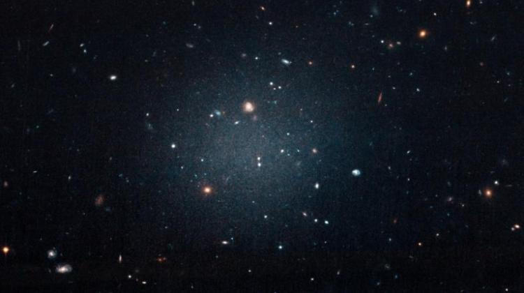 Ultrarozmyta galaktyka NGC 1052-DF2. Źródło: NASA, ESA, P. van Dokkum (Yale University)