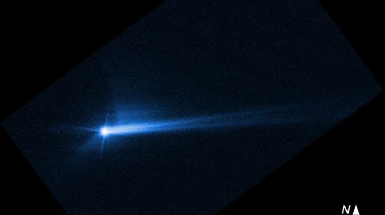Zdjęcie z Kosmicznego Teleskopu Hubble'a wykonane 8.10.2022 r. Przedstawia materię wyrzuconą z powierzchni Dimorphosa. Wykonano je 285 godzin po celowym uderzeniu w obiekt przez amerykańską sondę DART, które nastąpiło w dniu 26.09.2022 r. Źródło: NASA/ESA/STScI/Hubble.